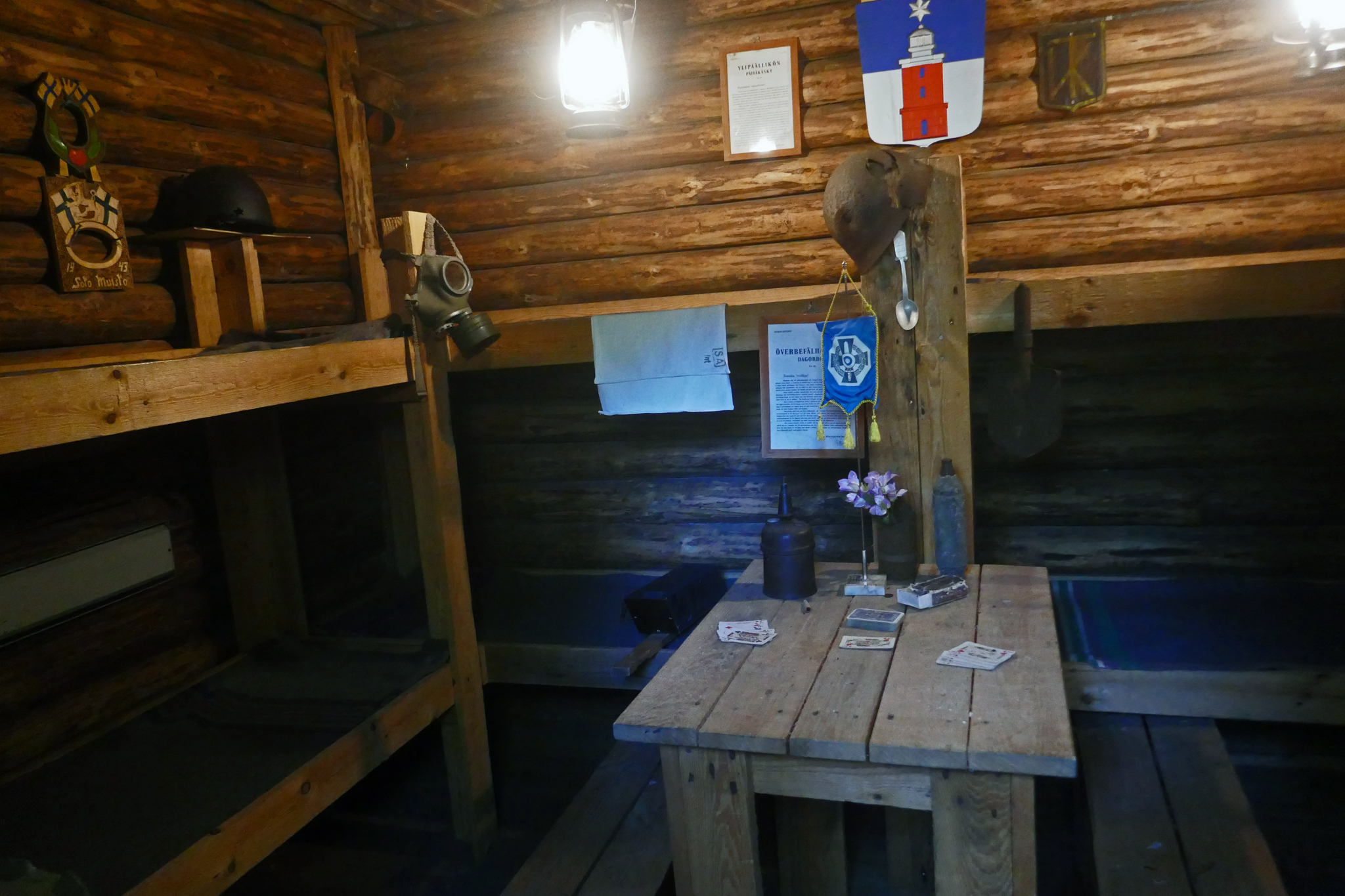 A 'korsu' was dug down in the ground as a 'home' and shelter for the soldiers defending the Hanko peninsula. The roof was fortified with thick wooden poles, often in many layers, and ground. This is modeled after an original one that was situated where the frontline museum now is.