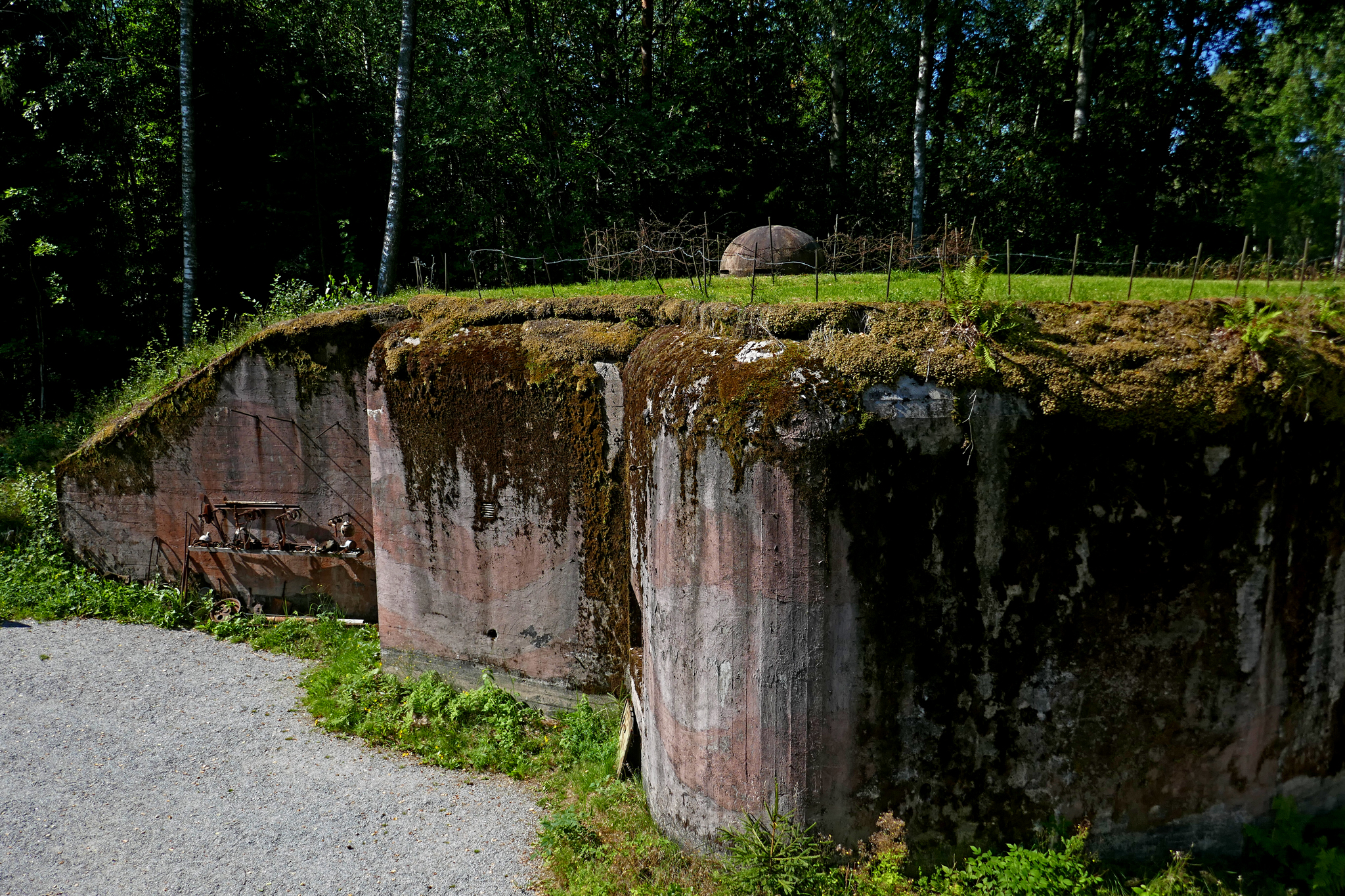 The defense line across the Hanko-Hangö peninsula contained a number of bunkers very carefully placed so they were able to hinder Soviet troops to move against Helsinki, the country's capital. This bunker has been returned to its original condition by Jörgen Engroos and local volunteers. Incredibly strong, it could resist any attack known at that time and supported by other similar posts it could also cut the way of any attackers.