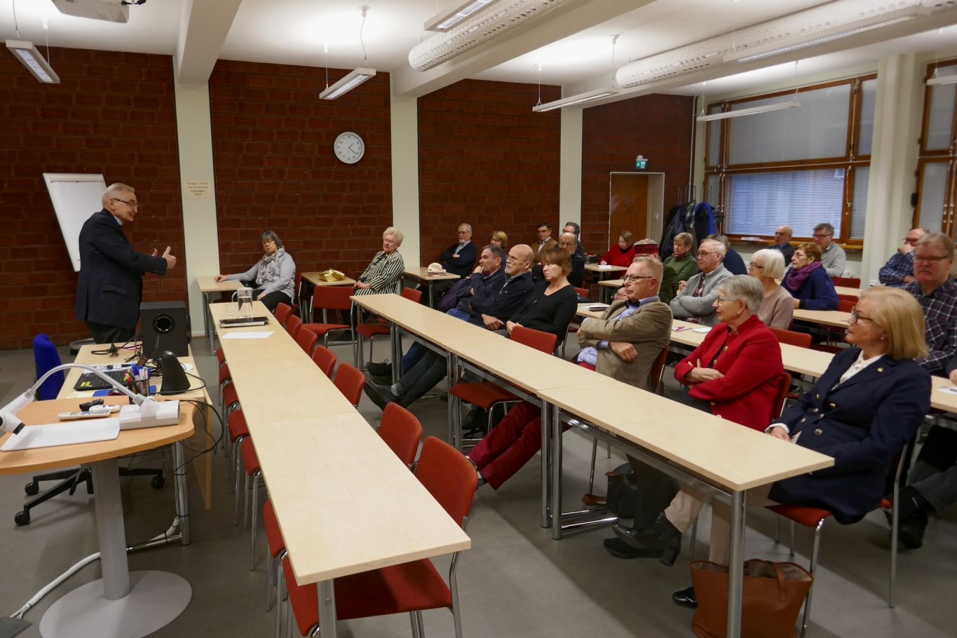 SDP:n entinen puheenjohtaja ja moninkertainen ministeri Ulf Sundqvist alusti keskustelun sosialidemokratian haasteista Pääkaupungin Wanhojen Toverien kokouksessa Helsingissä 8 tammikuuta 2019